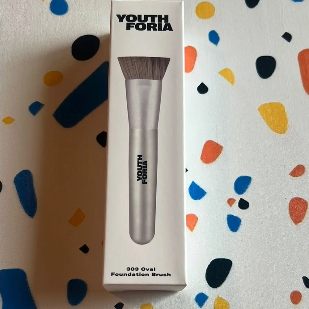 Youth Foria Foundation Brush - Picture 1 of 3